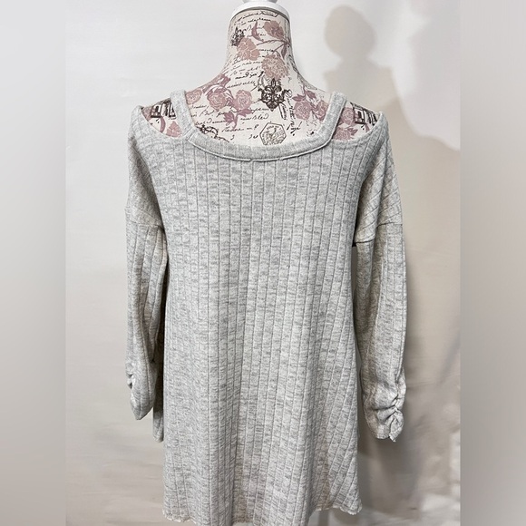 UMGEE Light gray ribbed cold shoulder knit top‎ size M - Picture 11 of 15